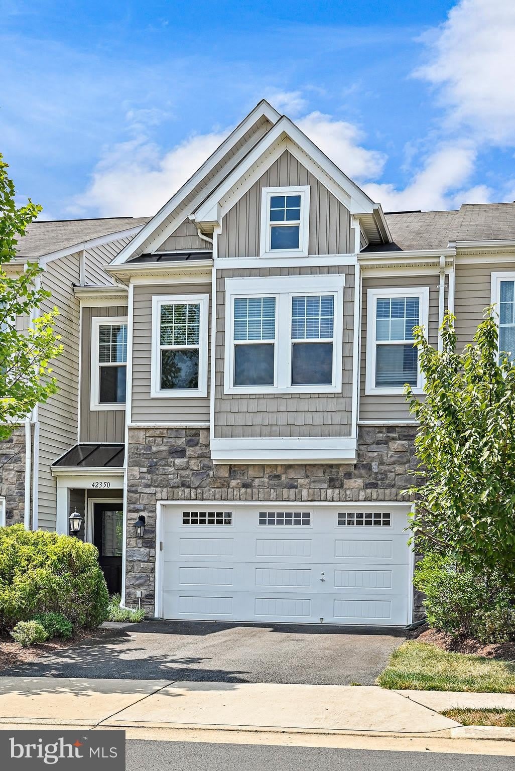 42350 BENFOLD Square – photo 1