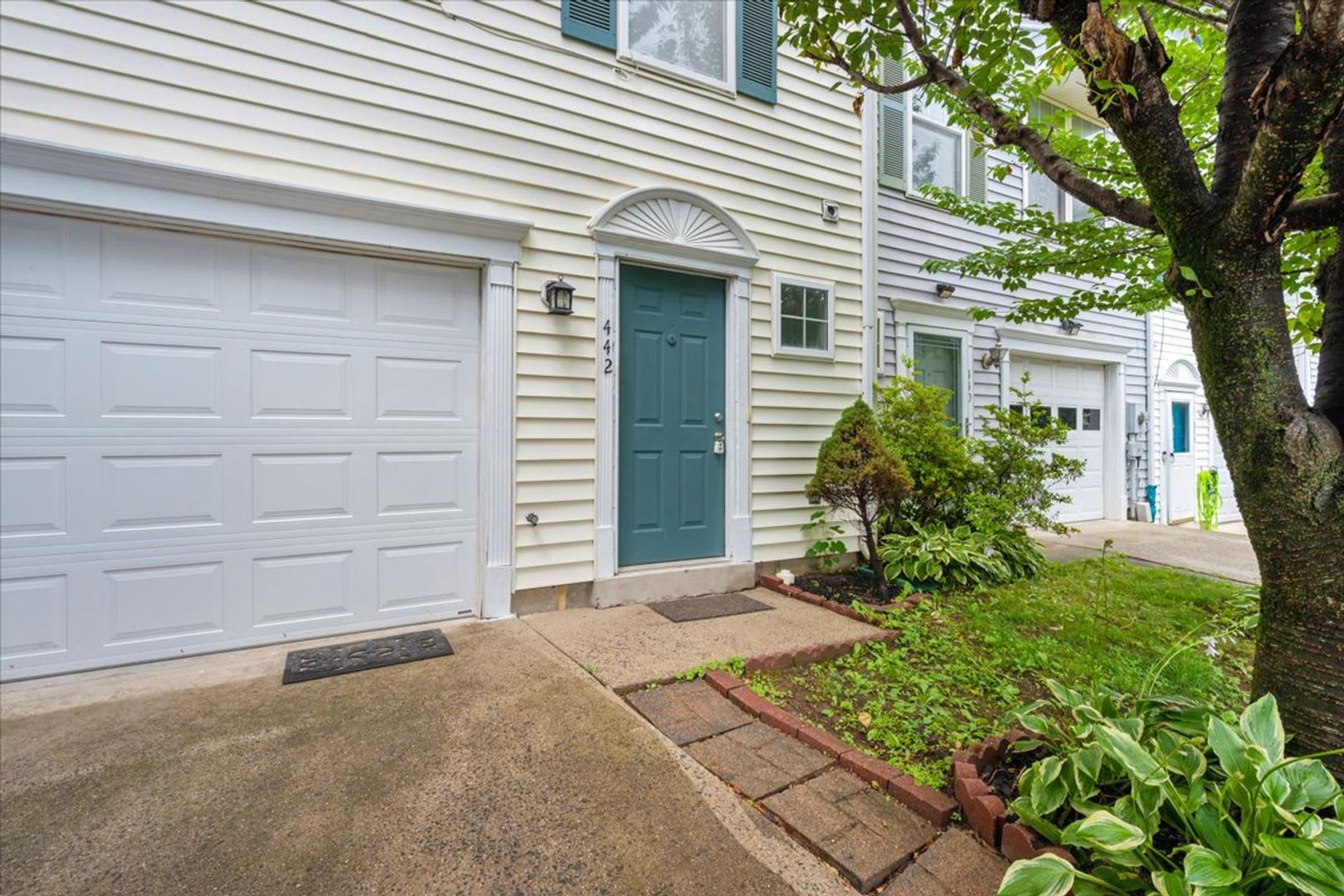 Garage Townhouse For Lease – photo 1