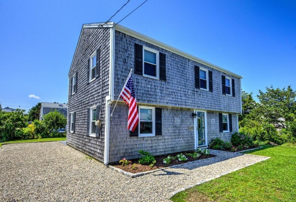 16 Freeman Avenue – photo 1 of 17