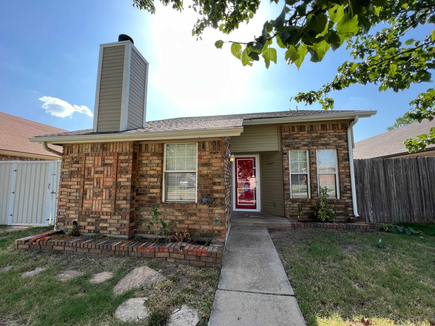 3 Bedroom 2 bathroom Moore Schools!!! $300 OFF 1st Months Rent!!! – photo 1