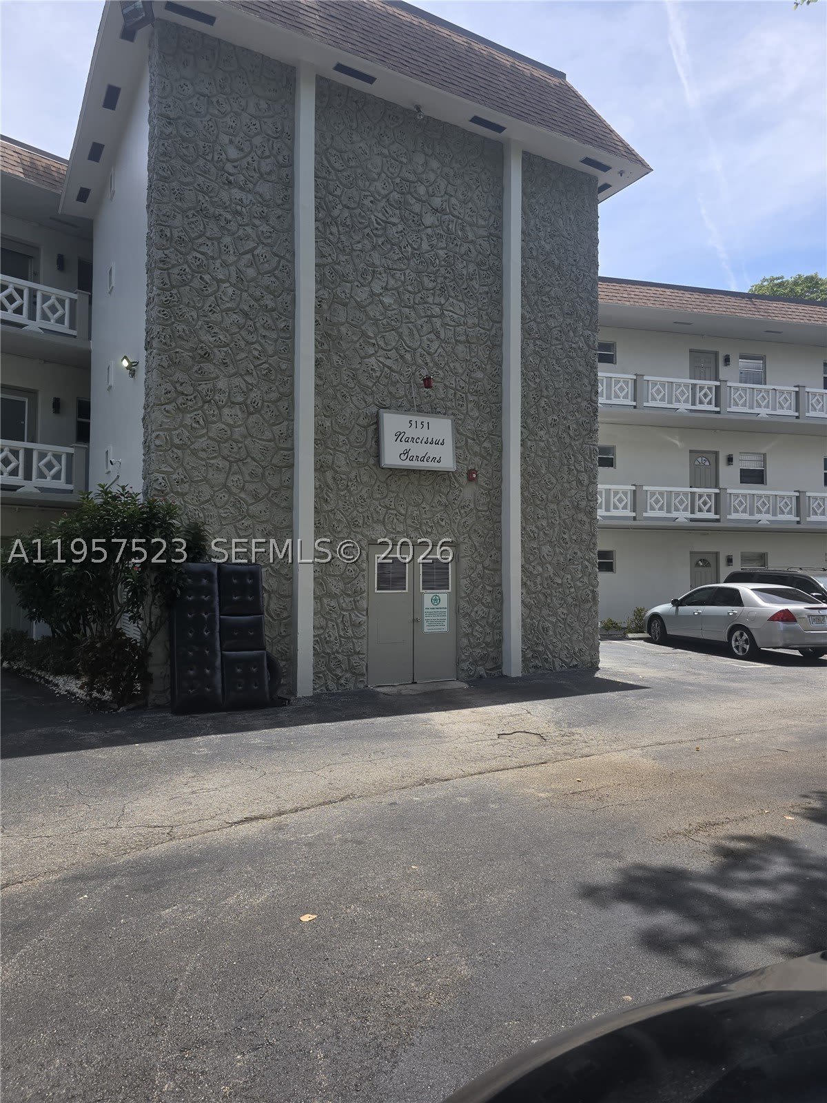 5151 W Oakland Park Blvd – photo 1