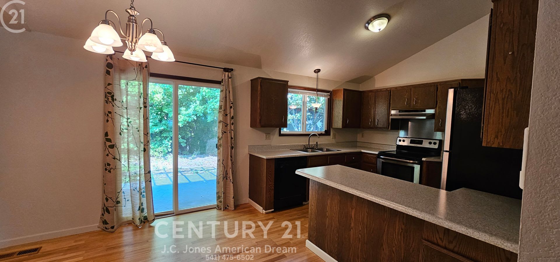 3 Bed 2 Bath Home w/Attached Garage – photo 1