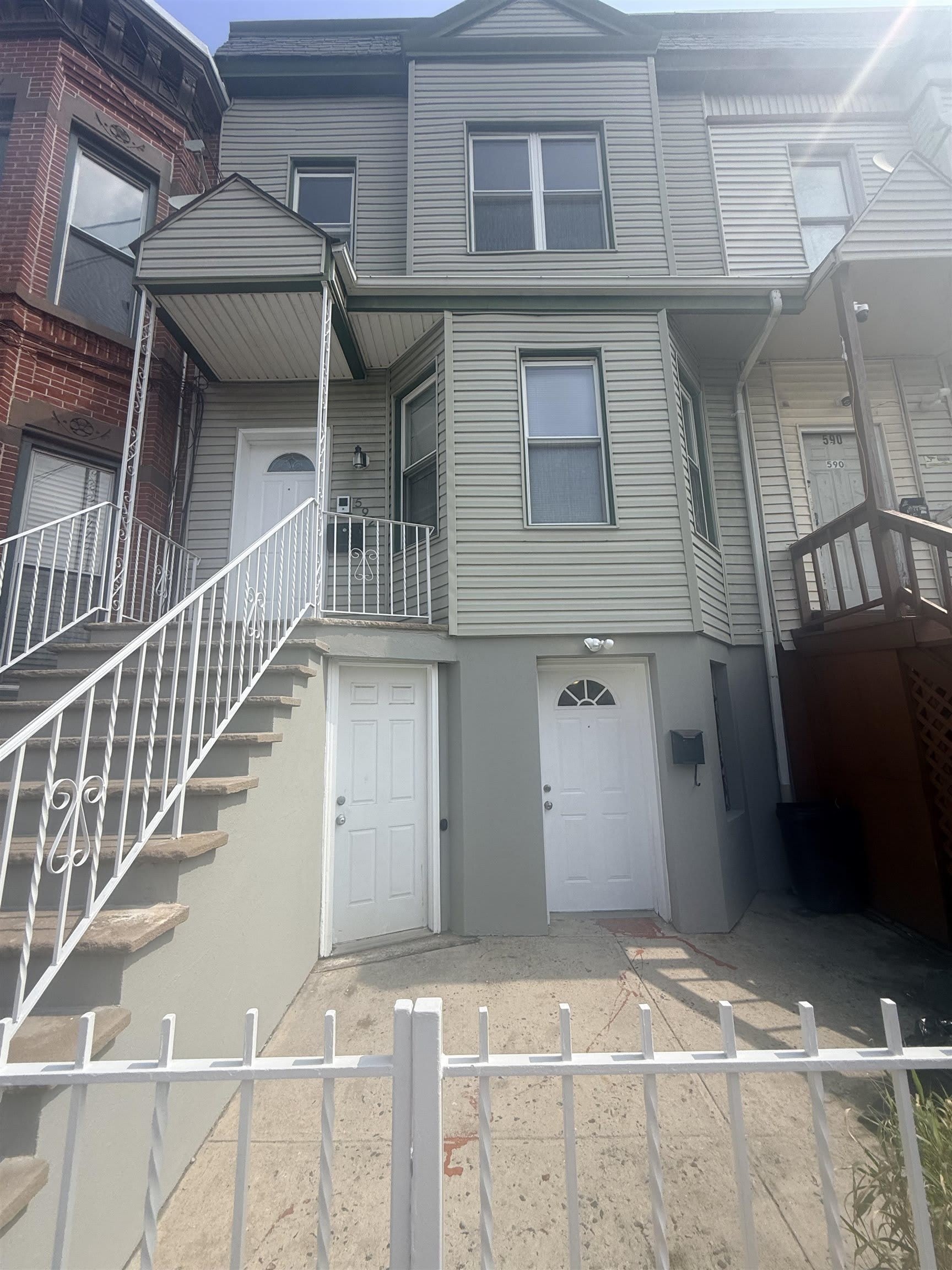 592 Bramhall Ave – photo 1 of 324