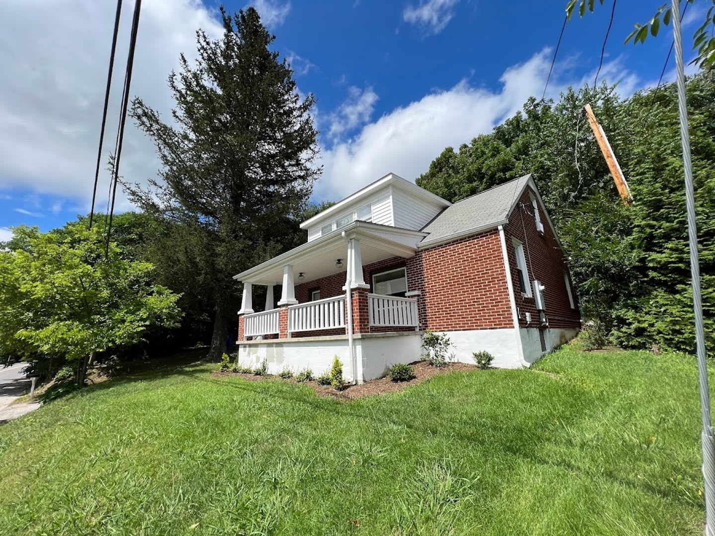 *RENOVATED KITCHEN AND BATHS!* 2 Bedroom, 2.5 Bath House – photo 1