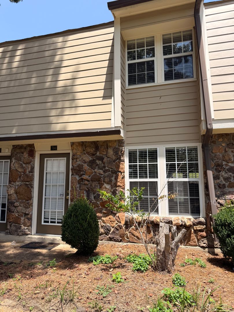 2 Bedroom 1.5 Bath Apartment Close to Campus! – photo 1 of 8