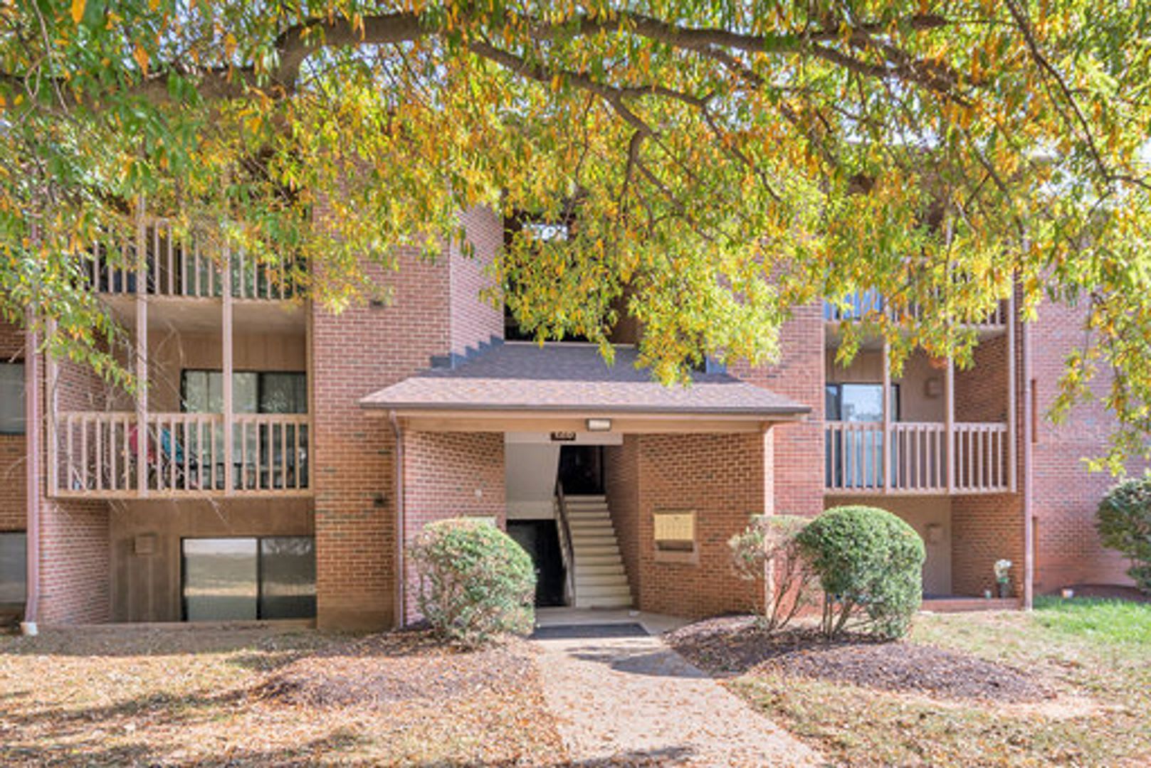 Bright & Spacious 2-Bedroom Condo in Popular Turtle Creek! – photo 1