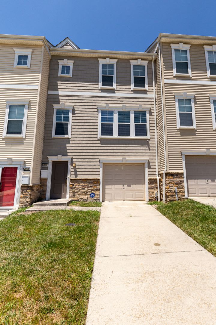 Luxurious 3 Bedroom plus Den Available in Congress Heights – photo 1