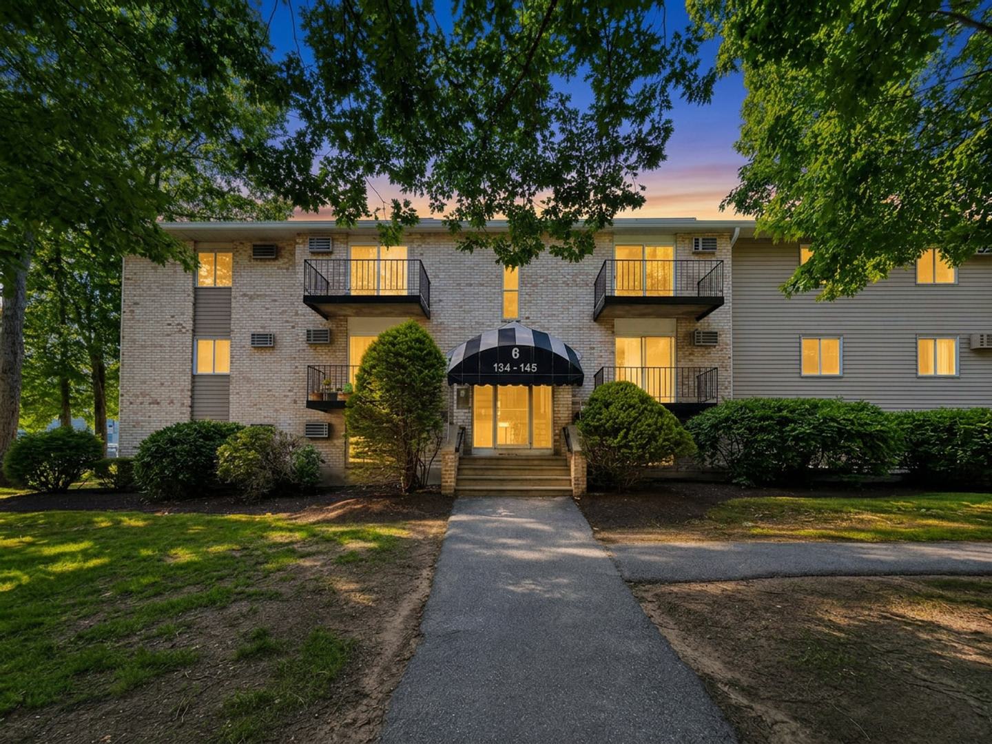 Welcome To 440 North Ave Unit 138 Haverhill Ma 01830 A Beautifully Updated 2 Bedroom 1 Bath Condominium Offering Modern Finishes Outstanding Community Amenities And Electric Heat Hot Water Included – photo 1