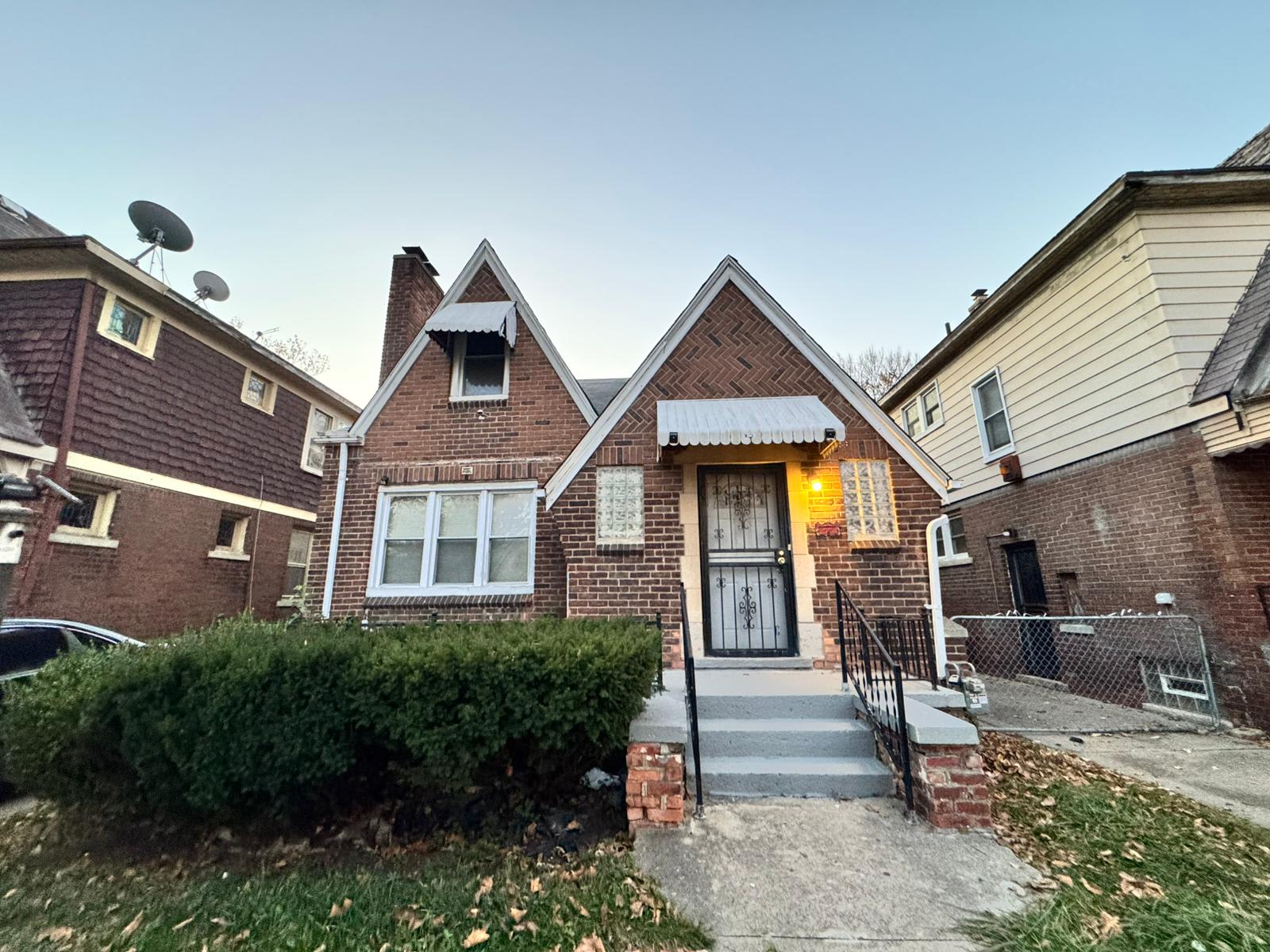 9131 Manor – photo 1