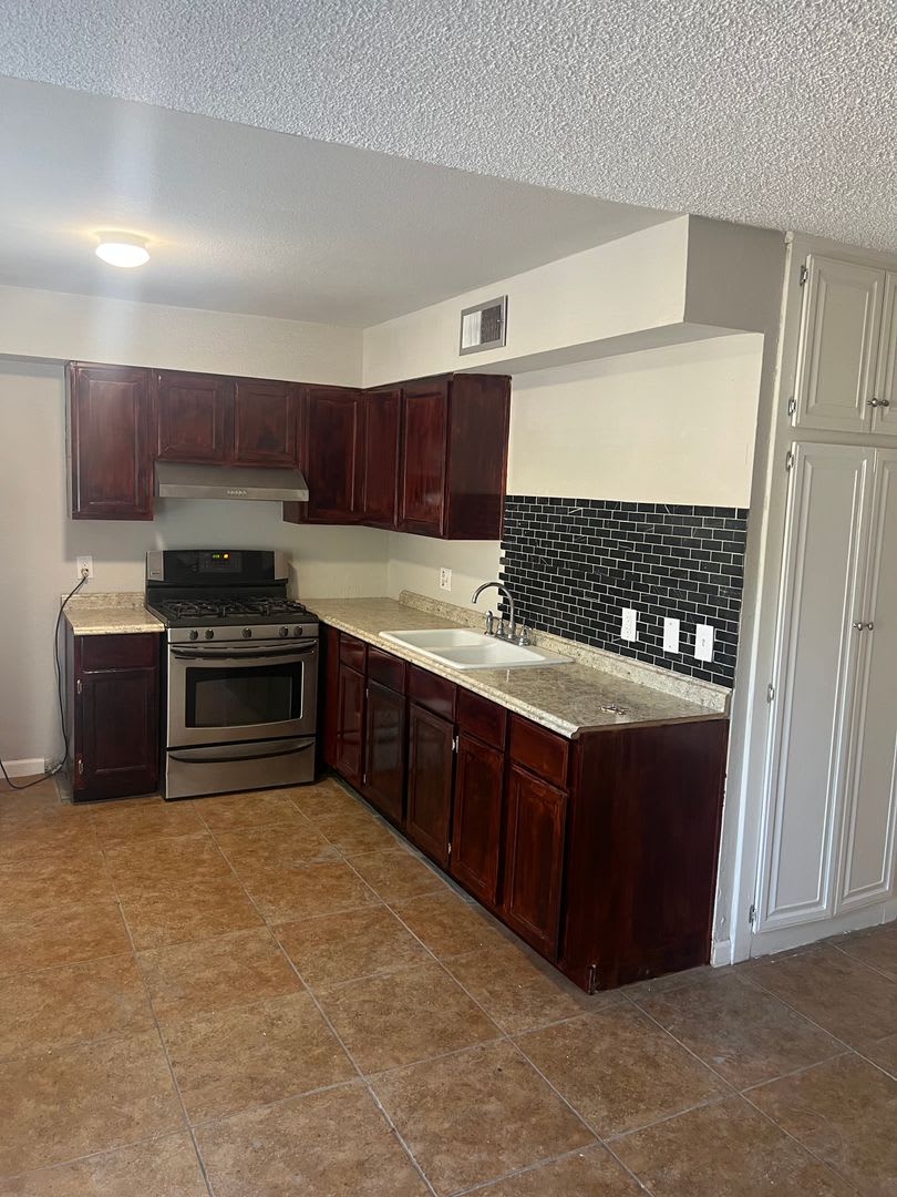 3 Bedroom 1.5 Bathroom Cheyenne & Civic Center – photo 1