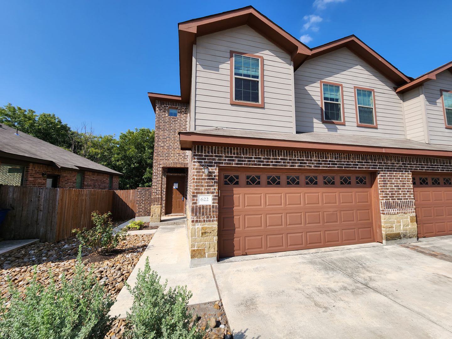 Two Story 3 2 5 2 Duplex Close To Creekside Shopping And Entertainment Fridge Fenced In Yard Cisd – photo 1