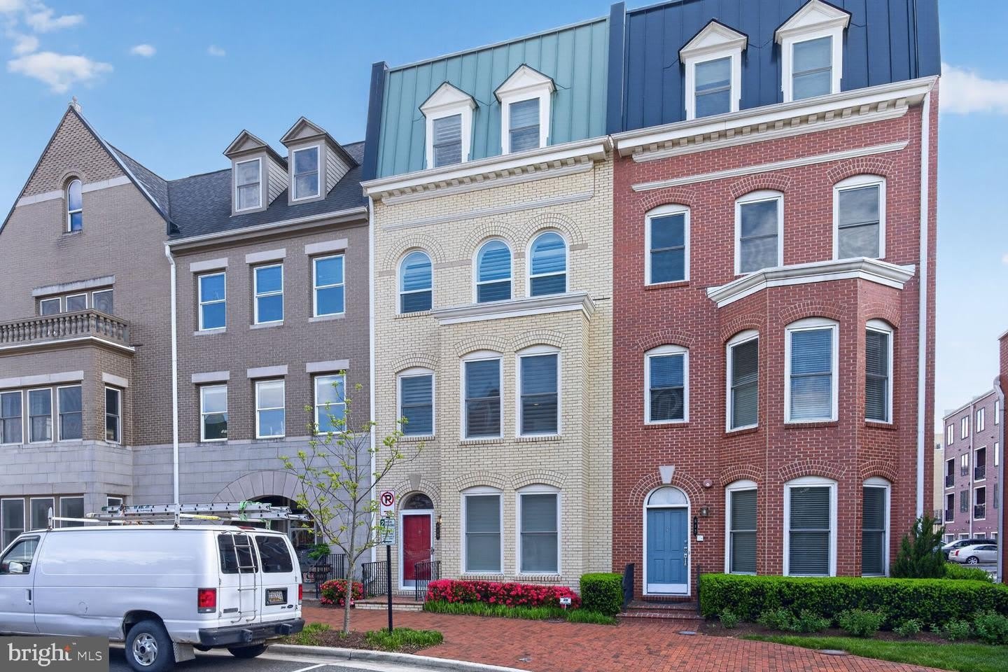 619 E CUSTIS AVE – photo 1