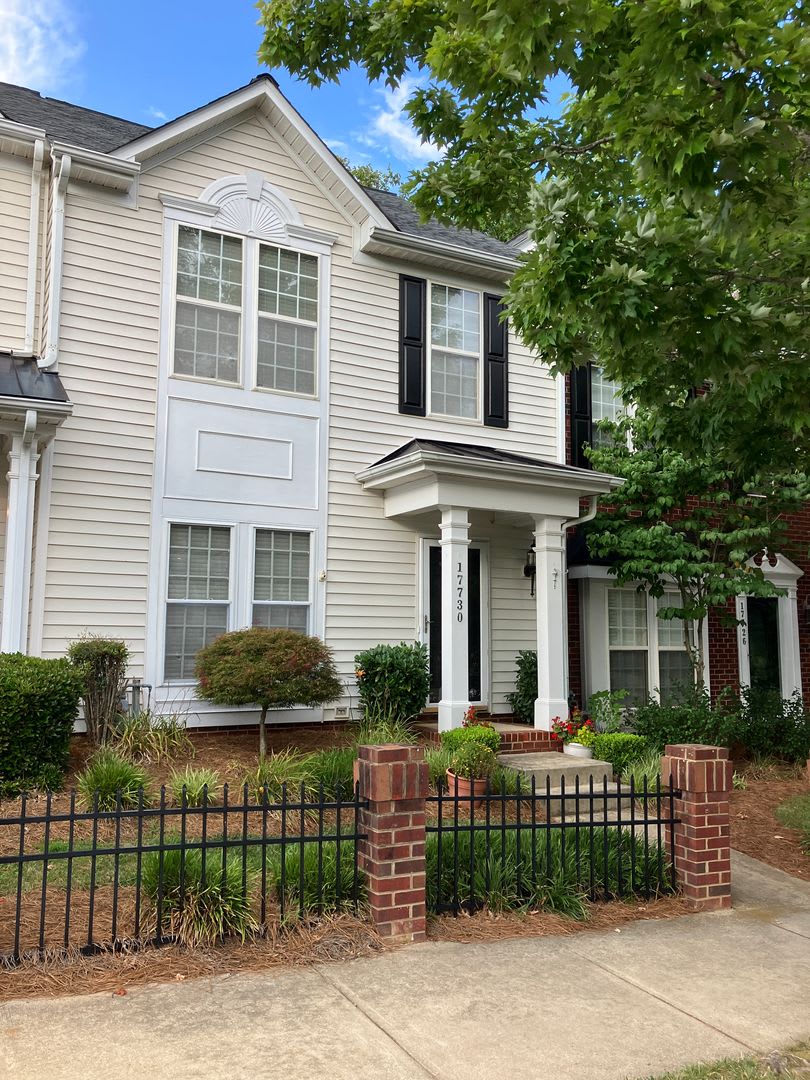 Beautiful 2/2.5 townhome in Cornelius – photo 1 of 21