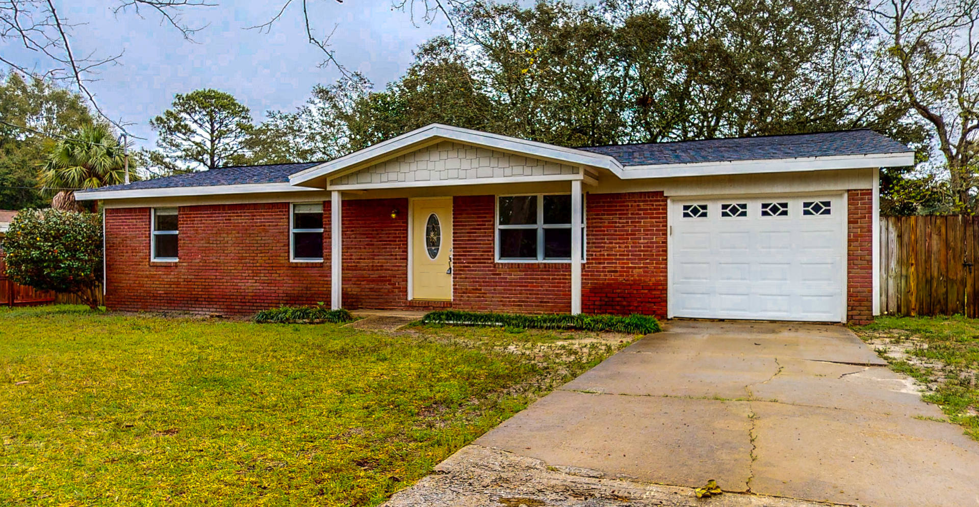 3/2 with Den and extra long single car garage, huge fenced back yard – photo 1