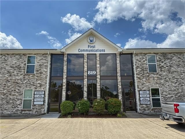 819 VETERANS Boulevard – photo 1 of 10