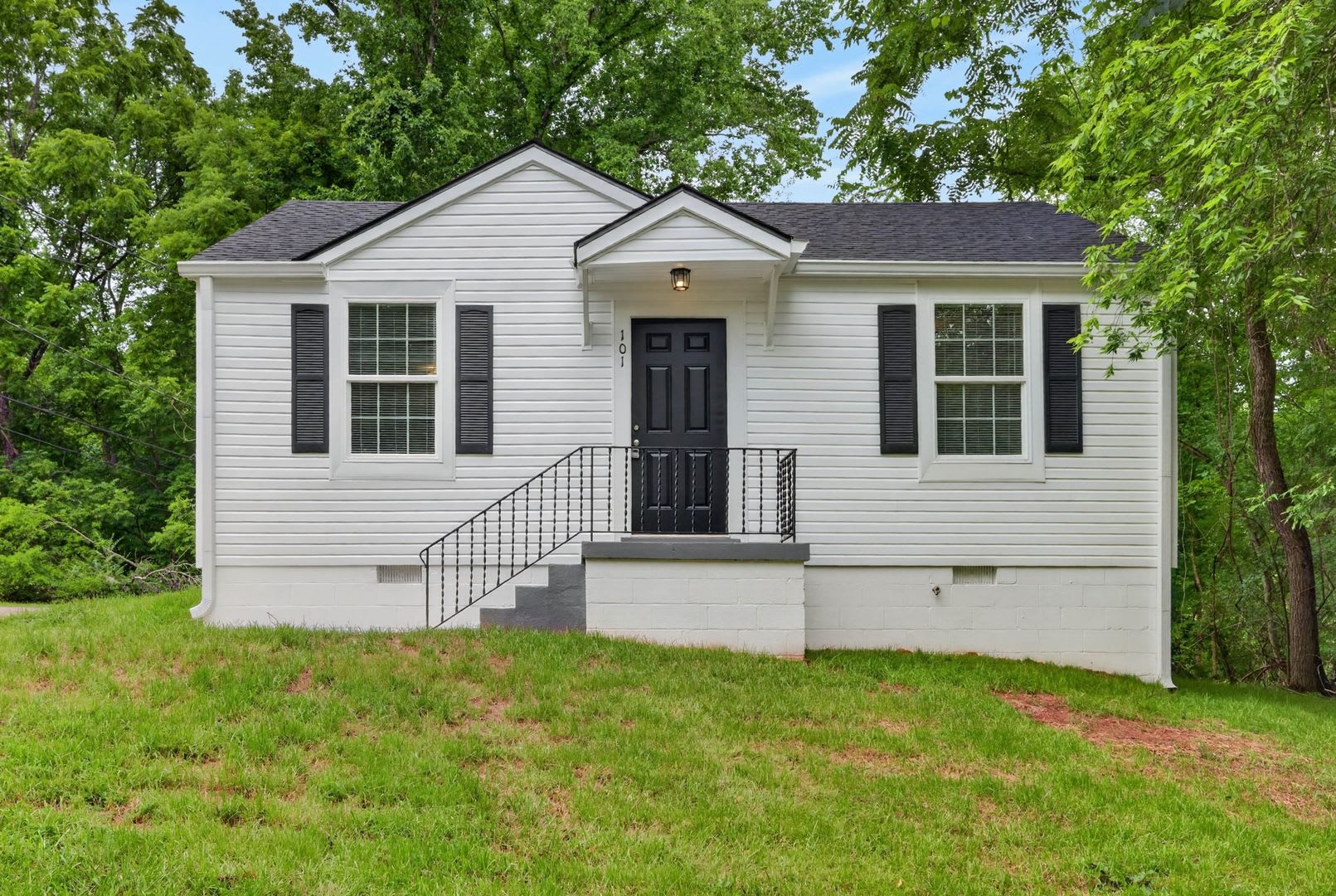 Renovated 2 bedroom home for rent Near Downtown Clarksville! – photo 1