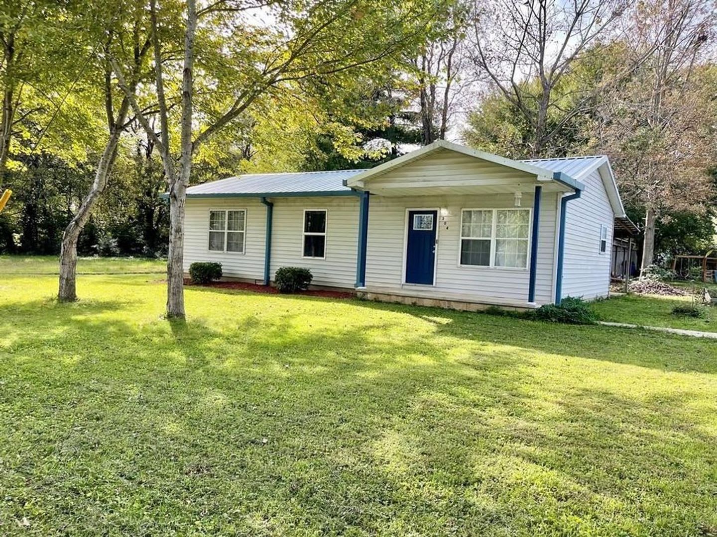 Cozy 3 Bedroom/2 Bath Home with large yard and covered back patio! – photo 1
