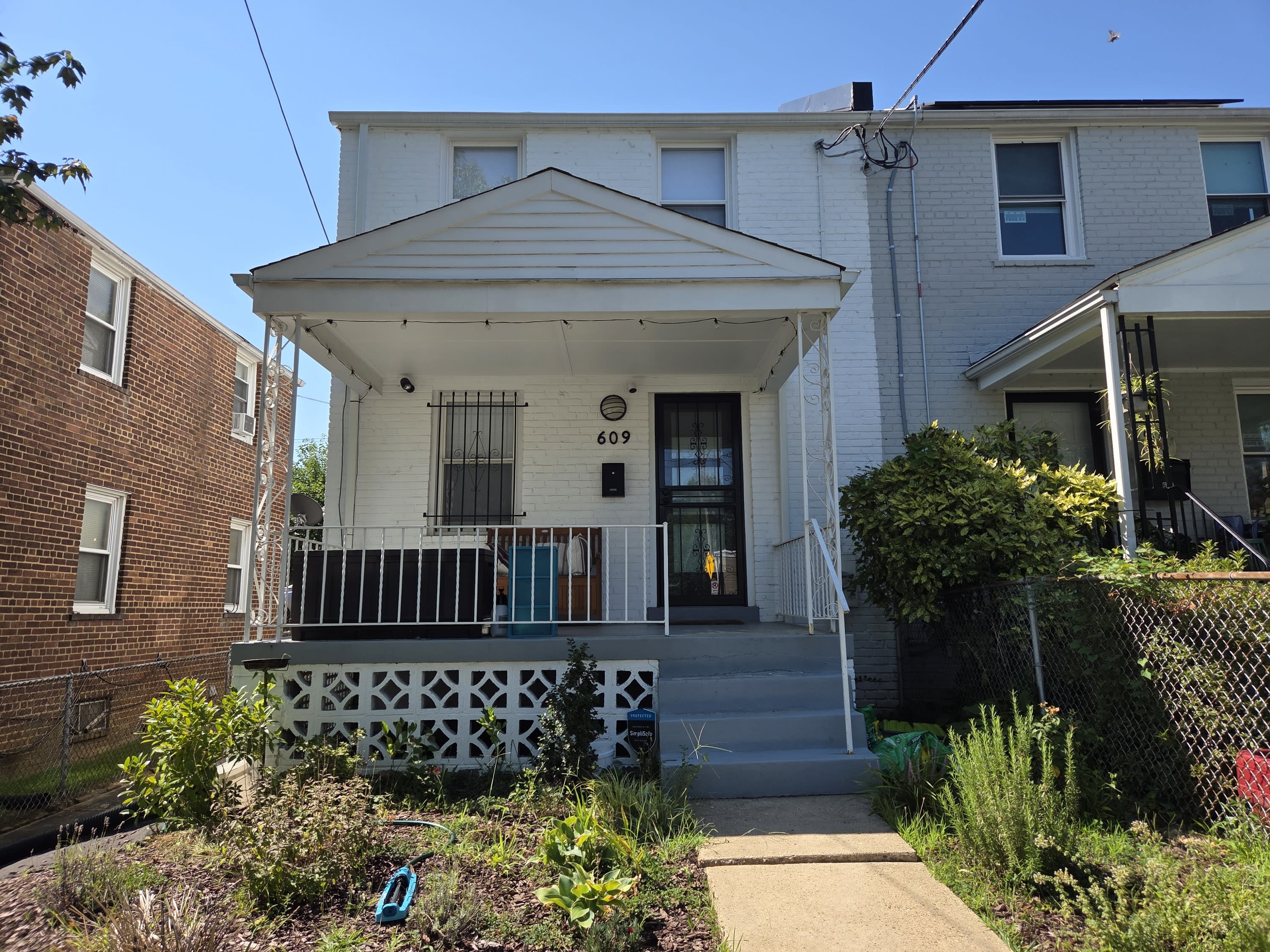 609 Farragut Place Northeast – photo 1