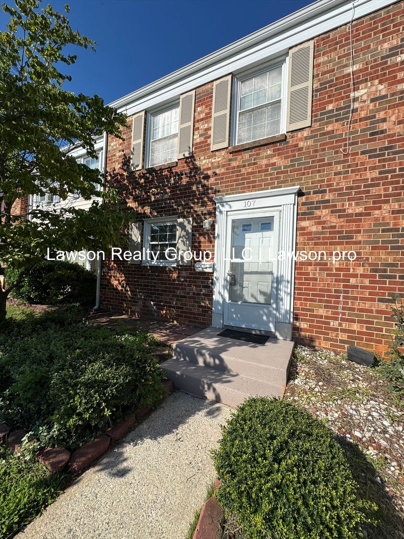 Updated Townhome Located in the Town of Vinton – photo 1 of 23