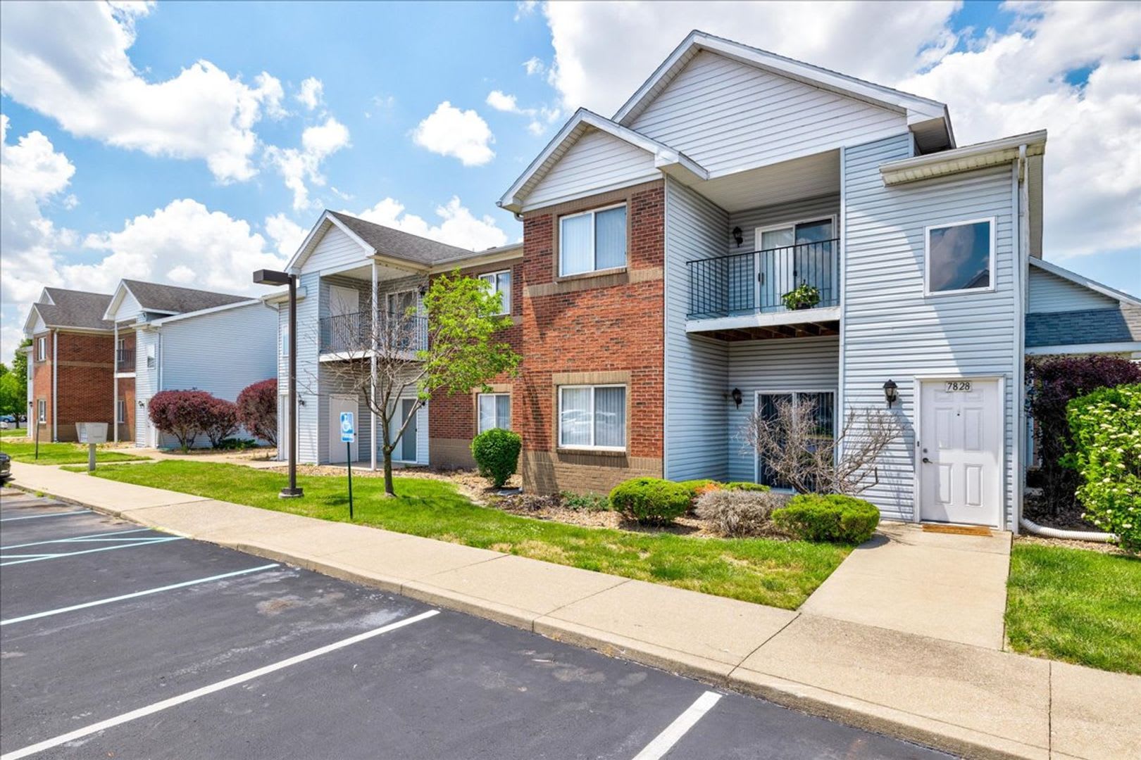 Cross Pointe Business Park Walking Distance To Costco 2 Bedroom Apartment Promenade Development District – photo 1