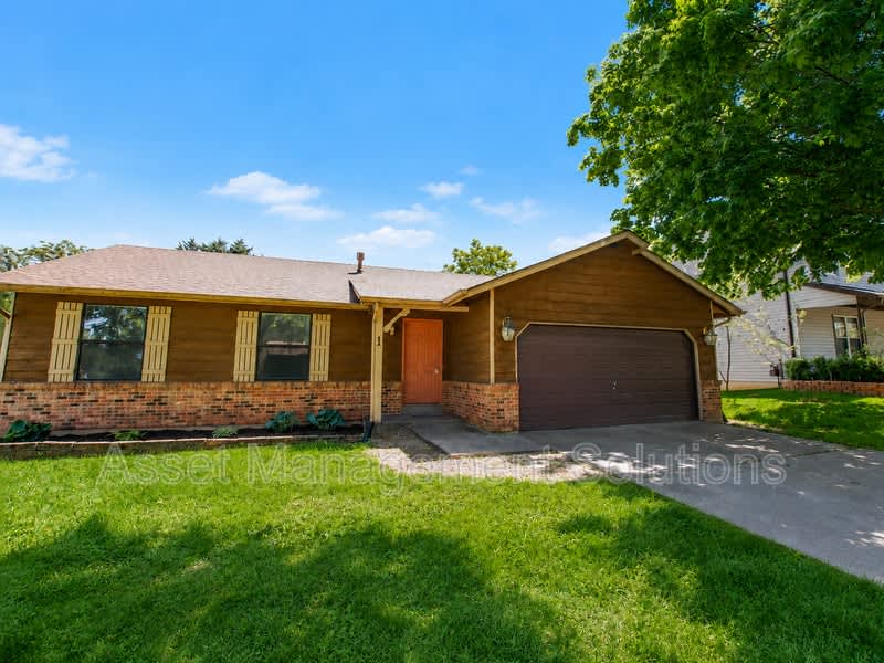 1 Oak Point Dr – photo 1 of 18