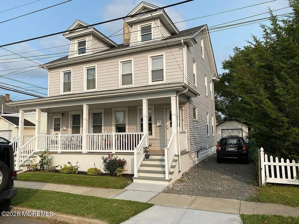 902 E Street – photo 1 of 11