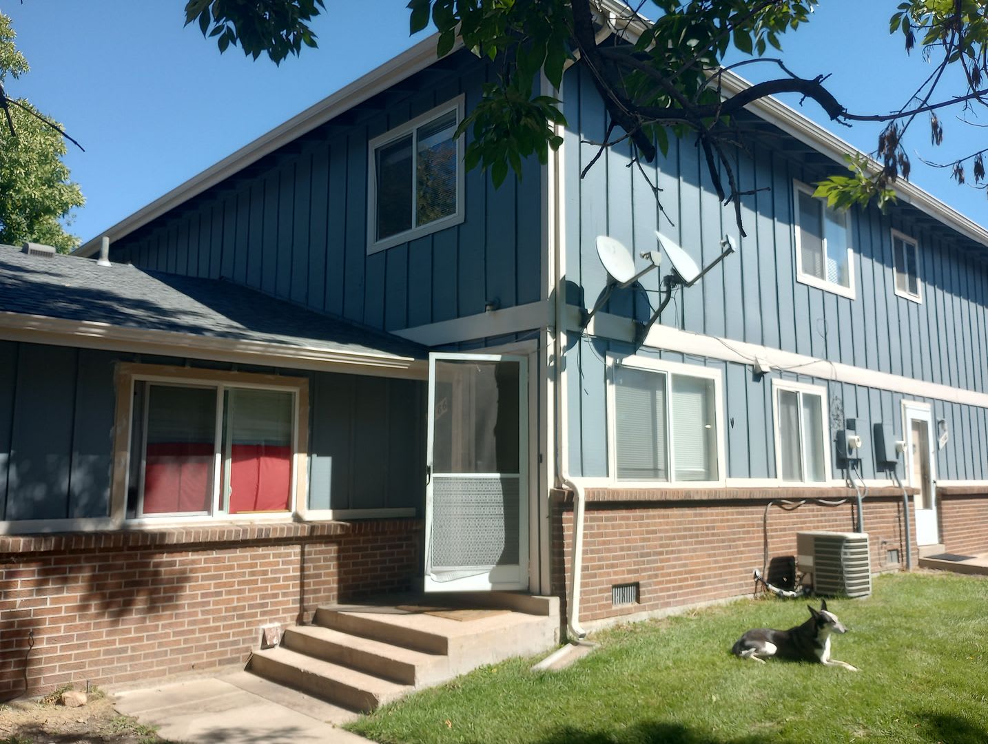 2 bed, 1 Bath, 900 sqft with washer/dryer hookups and 1 car garage – photo 1