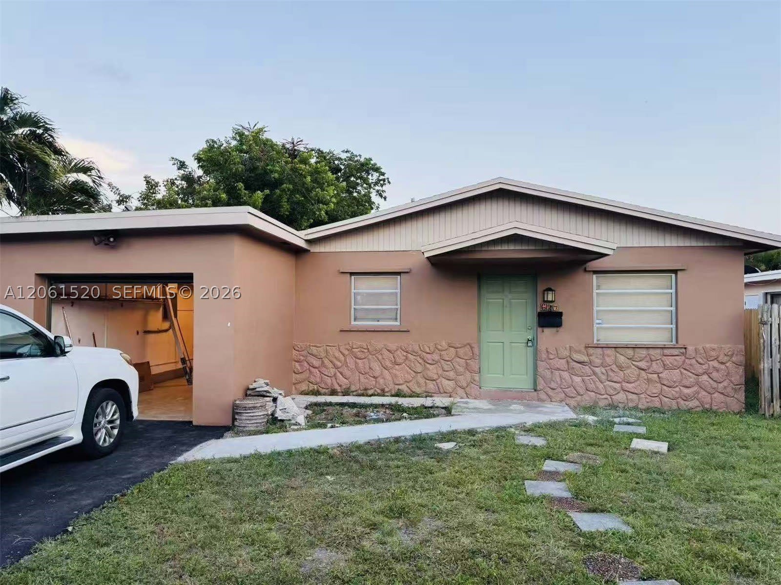 637 SW 1st St – photo 1