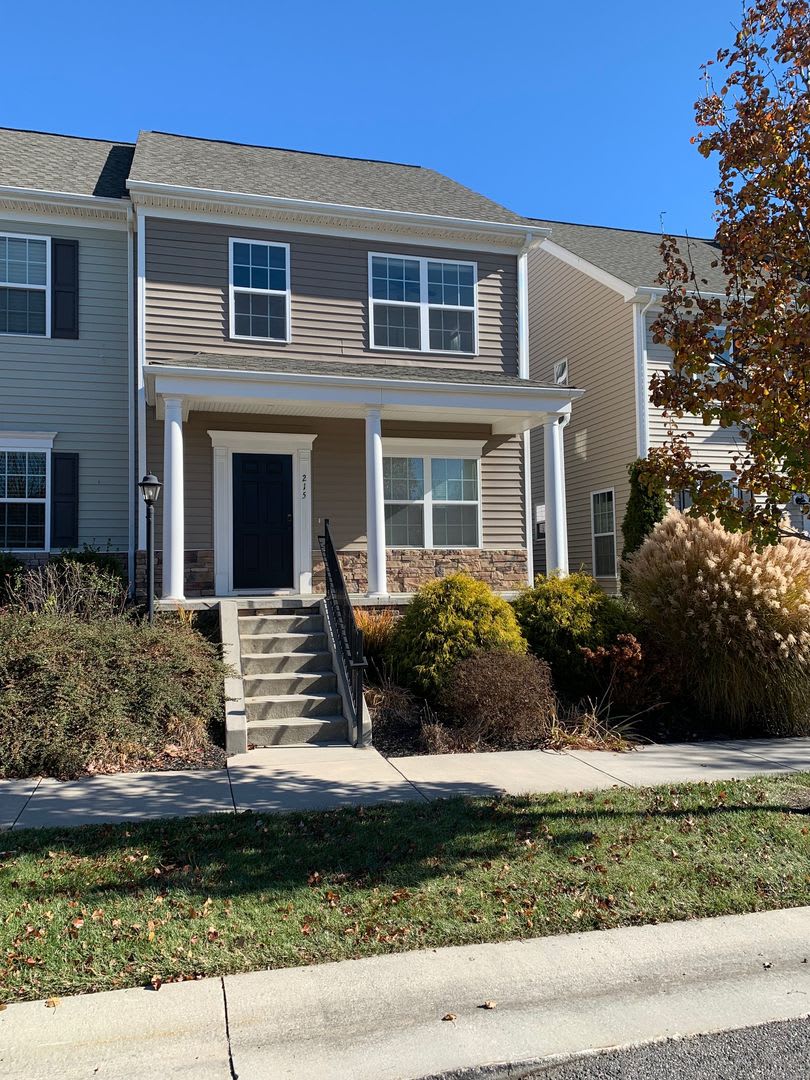 3 Bedroom 2.5 Bath Townhouse 1 Car Garage – photo 1