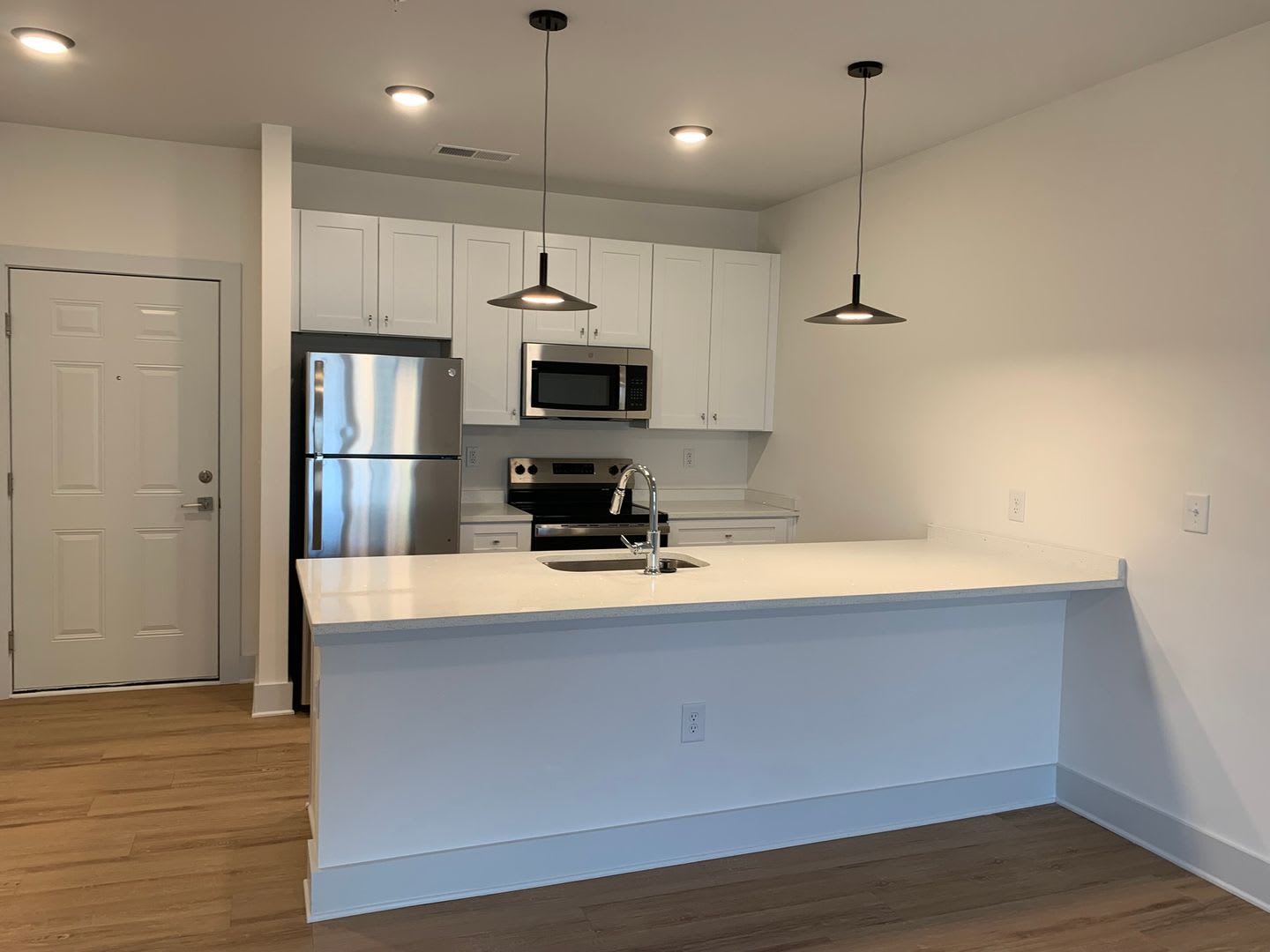 Summer Rent Special on this Beautiful Brand New Three Bedroom Apartment! – photo 1