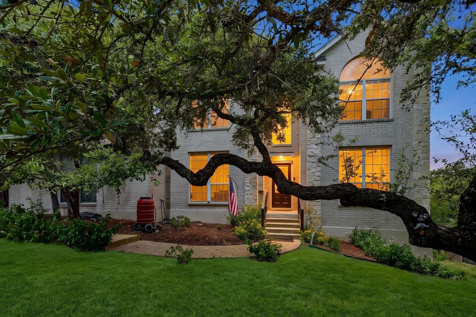Beautifully Updated 4Br 3Ba Downstairs Bedroom Spacious Backyard Deck – photo 1
