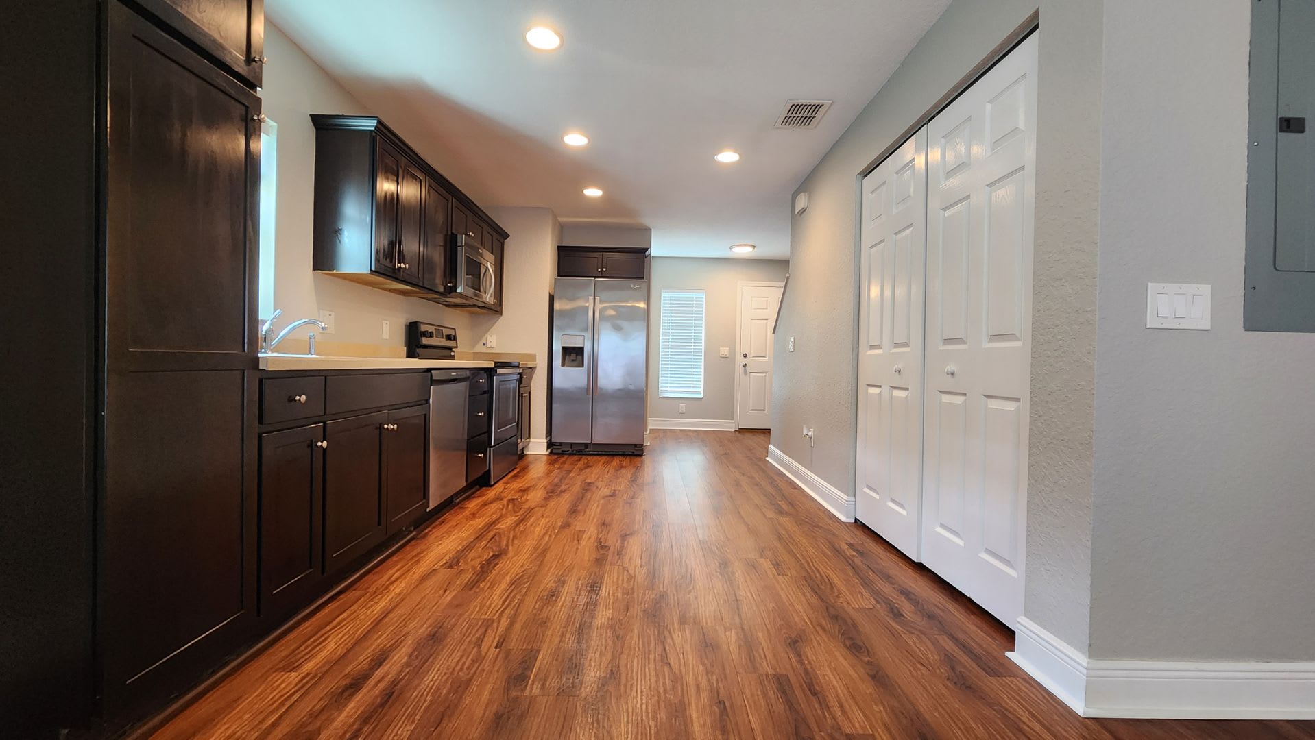 ONE MONTH FREE!!!! Immediate move-in limited offer !!Available !! – photo 1 of 10