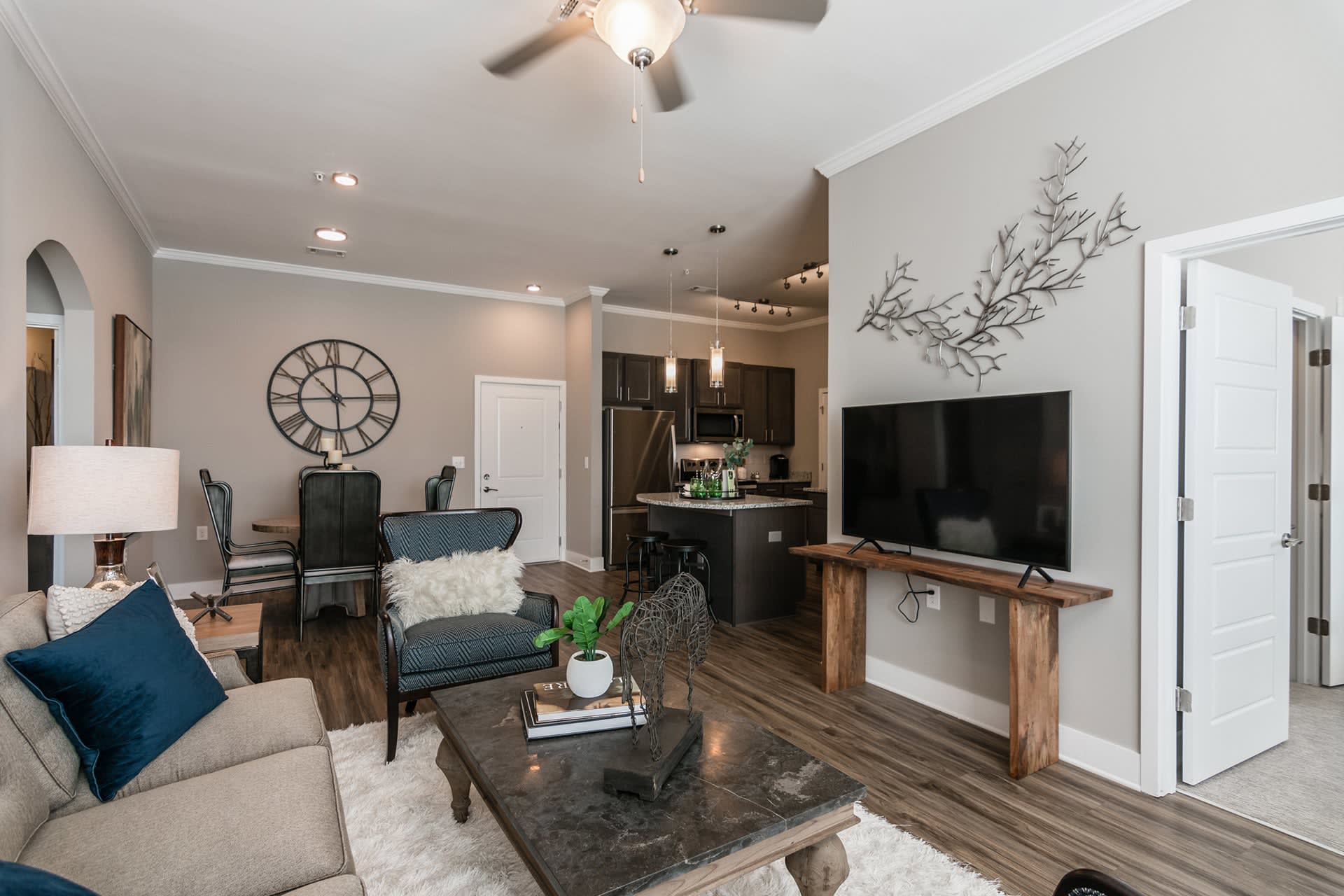 Vintage Foxland Apartments – photo 1