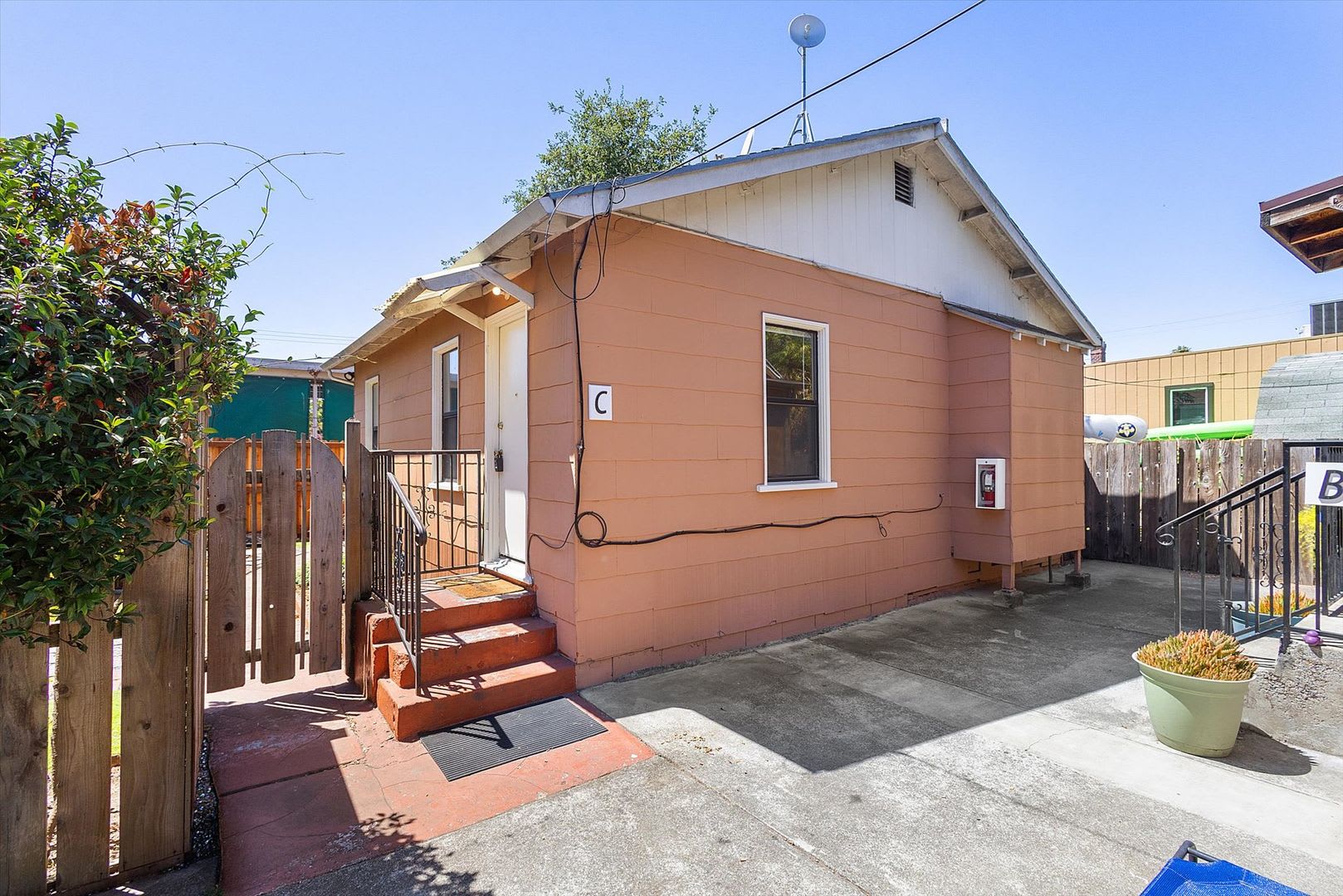 2510 Eagle Ave C 2 Bedroom 1 Bath Back Cottage – photo 1 of 295
