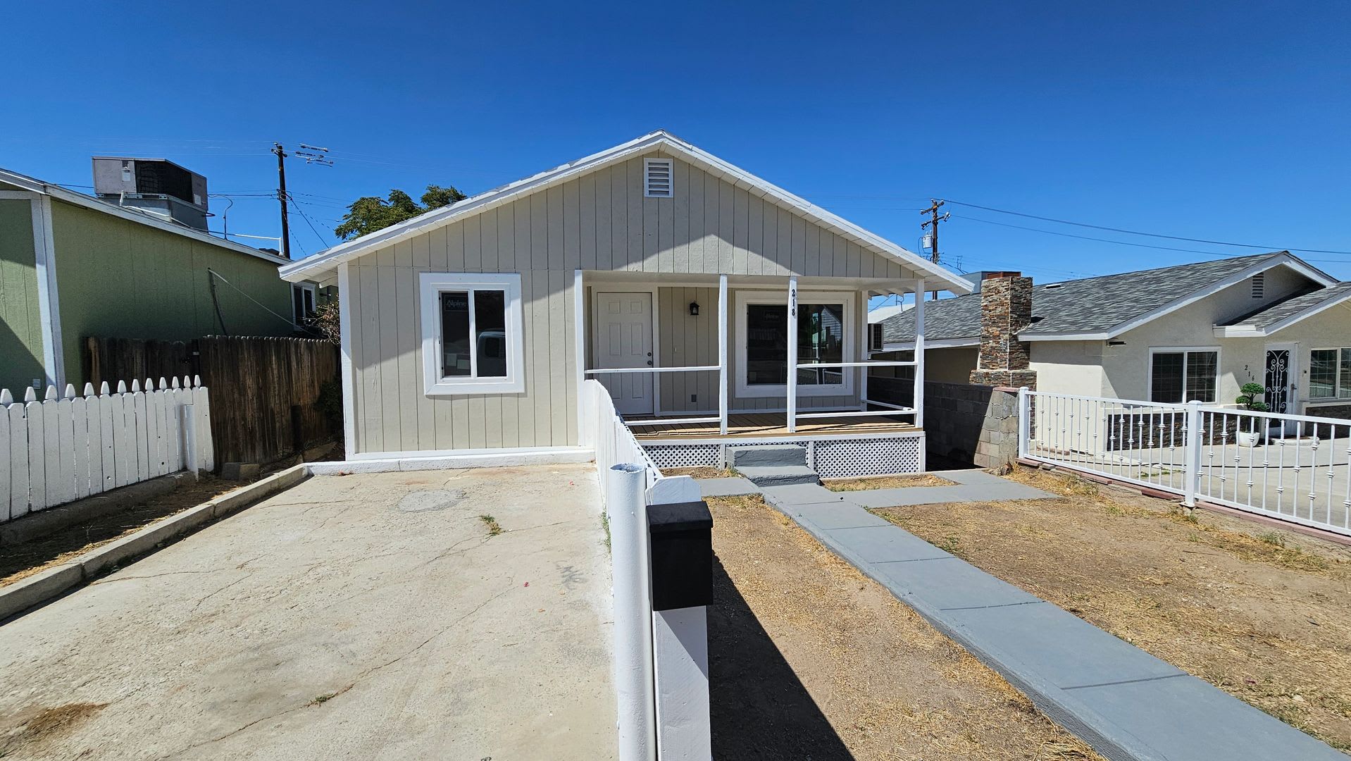 Newly Renovated 3 Bedroom, 2 Bathroom Home in Taft! – photo 1 of 15