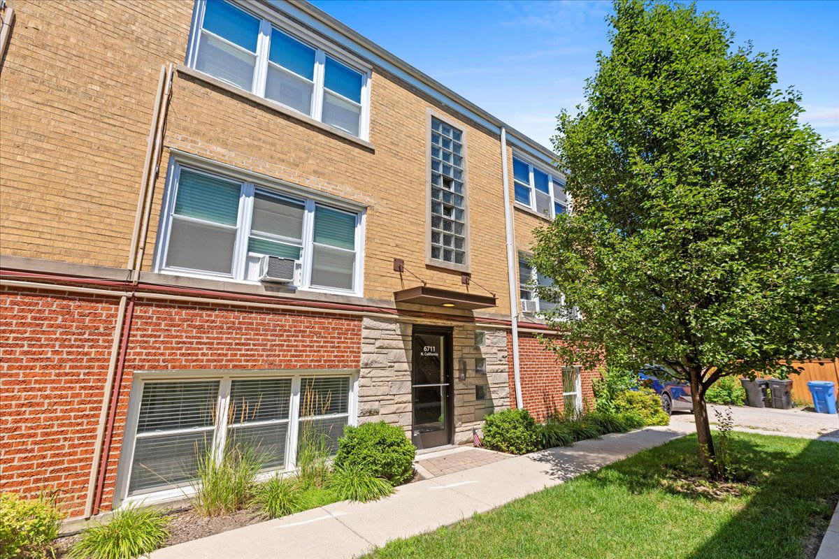 2754 West Pratt Boulevard – photo 1
