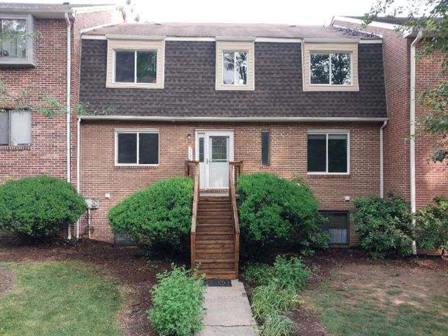 Available for the 2026-2027 leasing term – photo 1