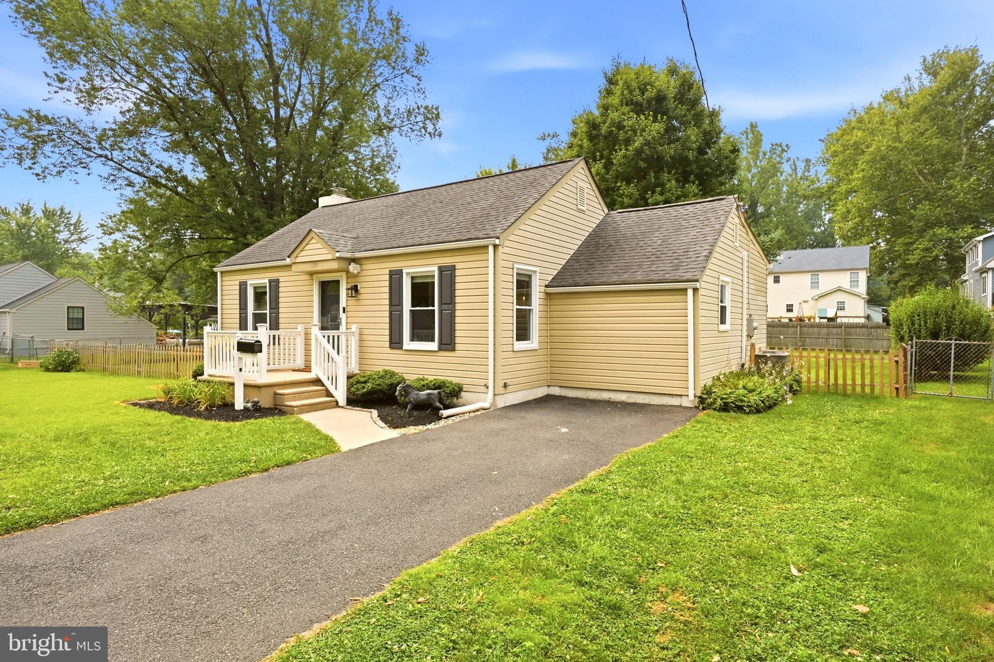 135 LONGSHORE Avenue – photo 1 of 31