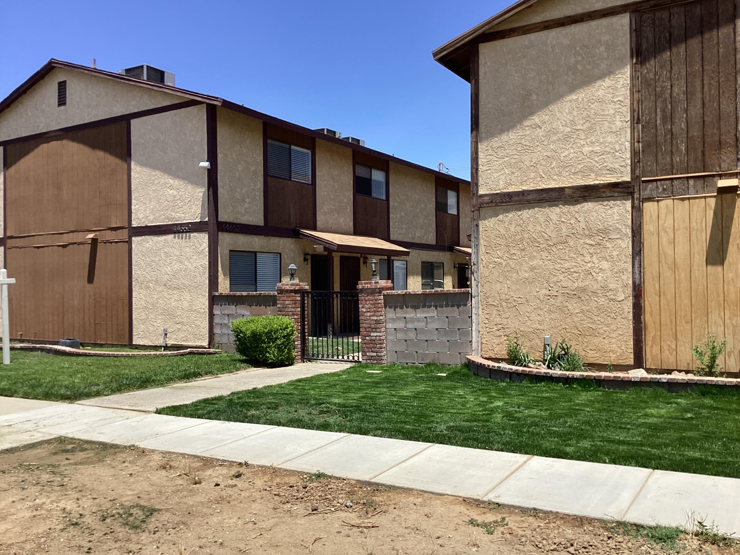 44652 Beech Avenue – photo 1 of 247