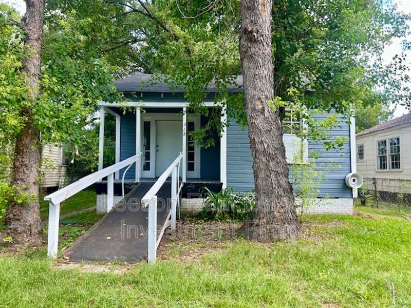 318 W 68TH ST – photo 1