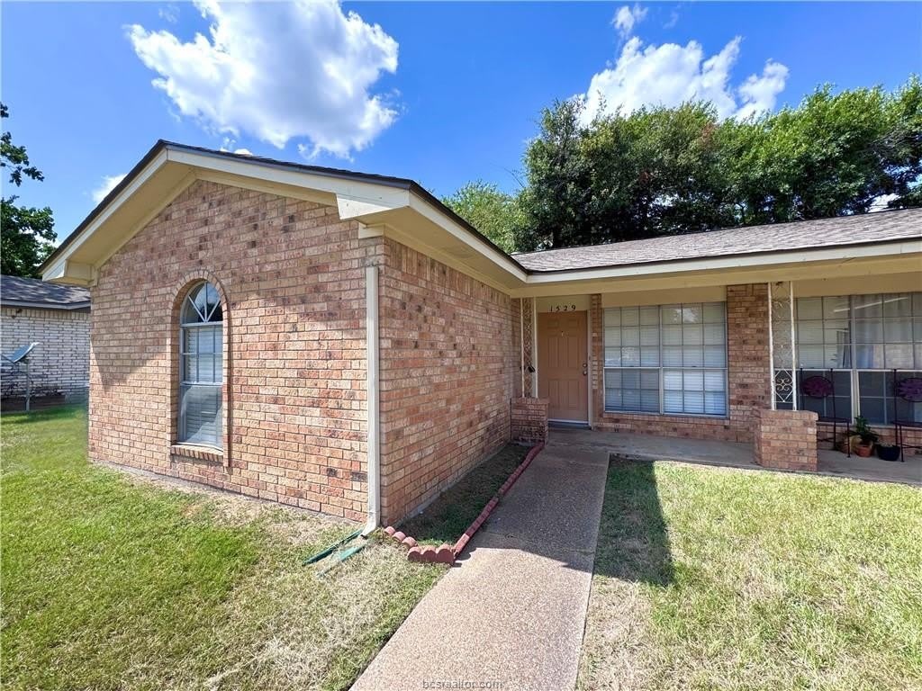 1529 Hillside Drive – photo 1
