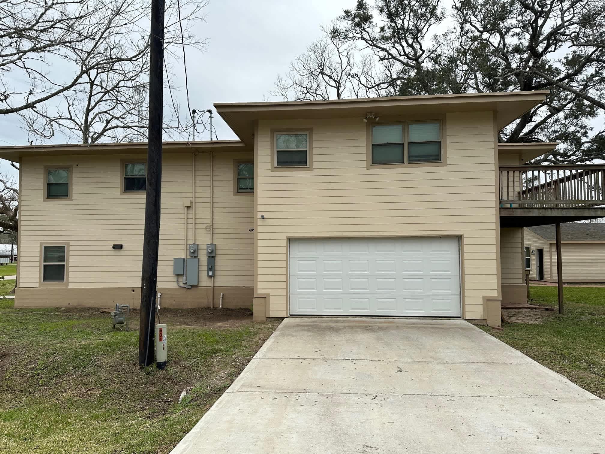 631 Live Oak Apt A – photo 1 of 10