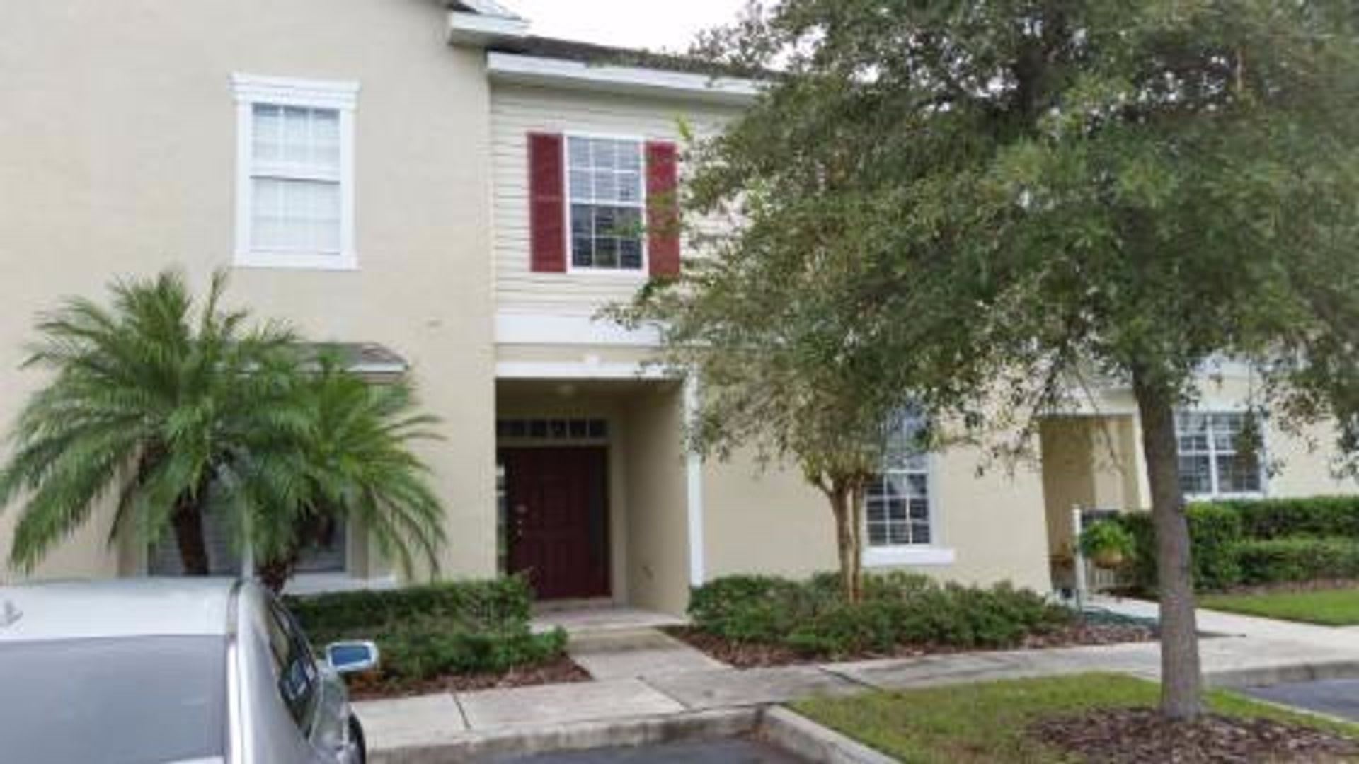 This Beautiful And Well Kept Townhouse Features 3 Bedrooms And 3 Bathrooms Located At Trafalgar Village – photo 1