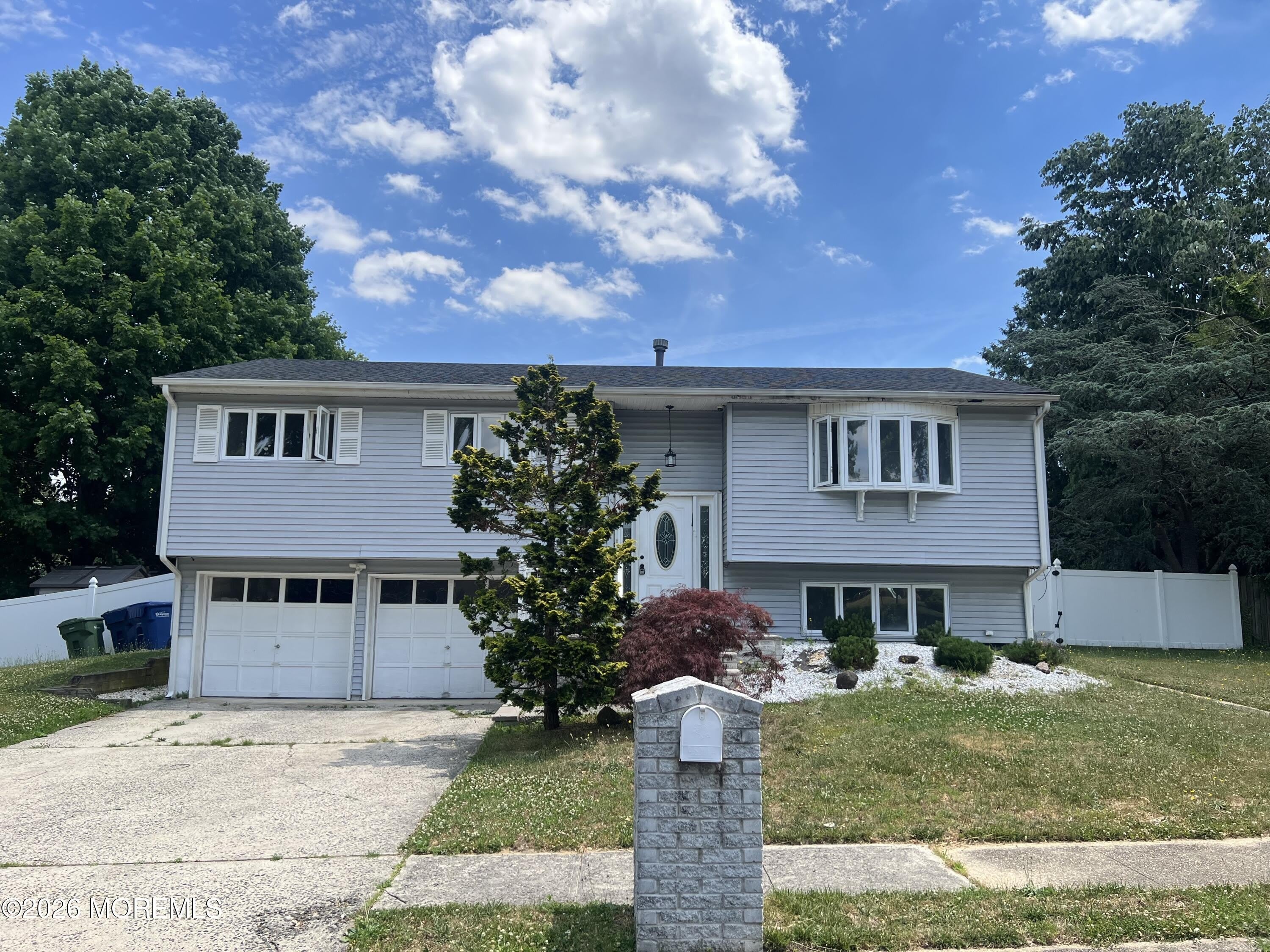 12 White Drive – photo 1
