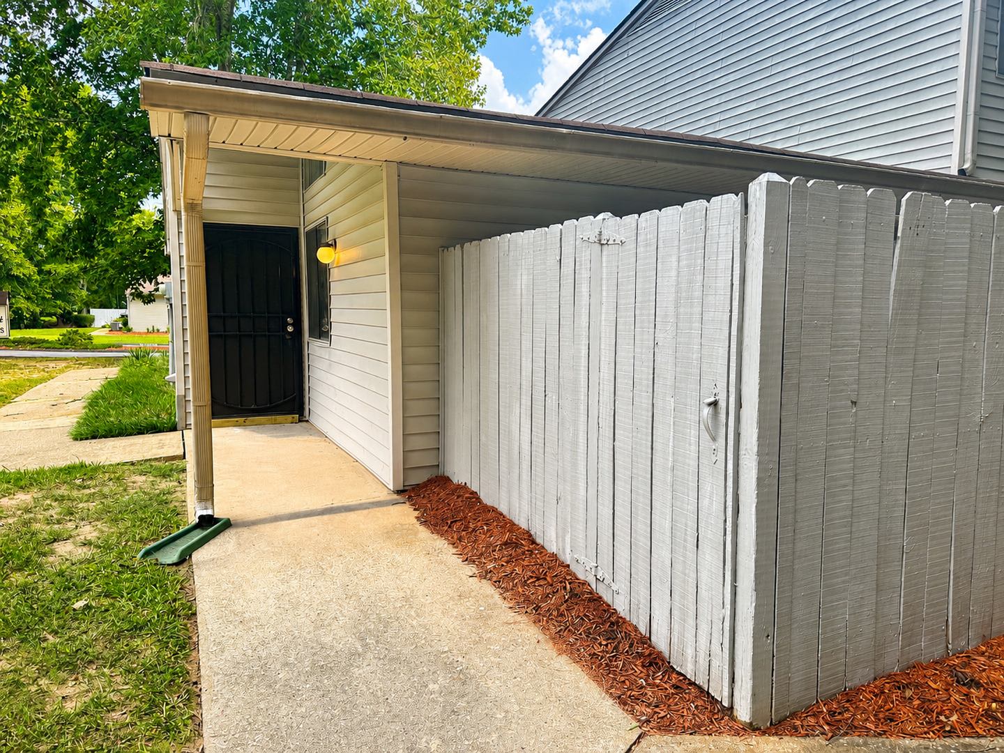 1 BD 1 BATH CONDO TOTAL ELECTRIC! – photo 1