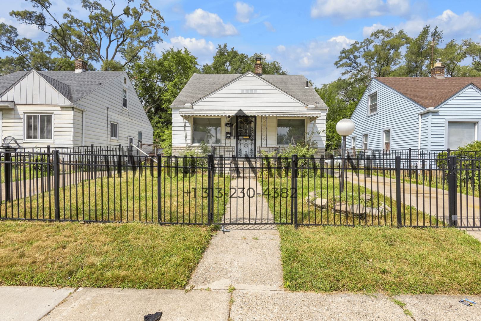 This beautifully updated 3-bedroom, 1-bath single-family home is ready for move-in! – photo 1