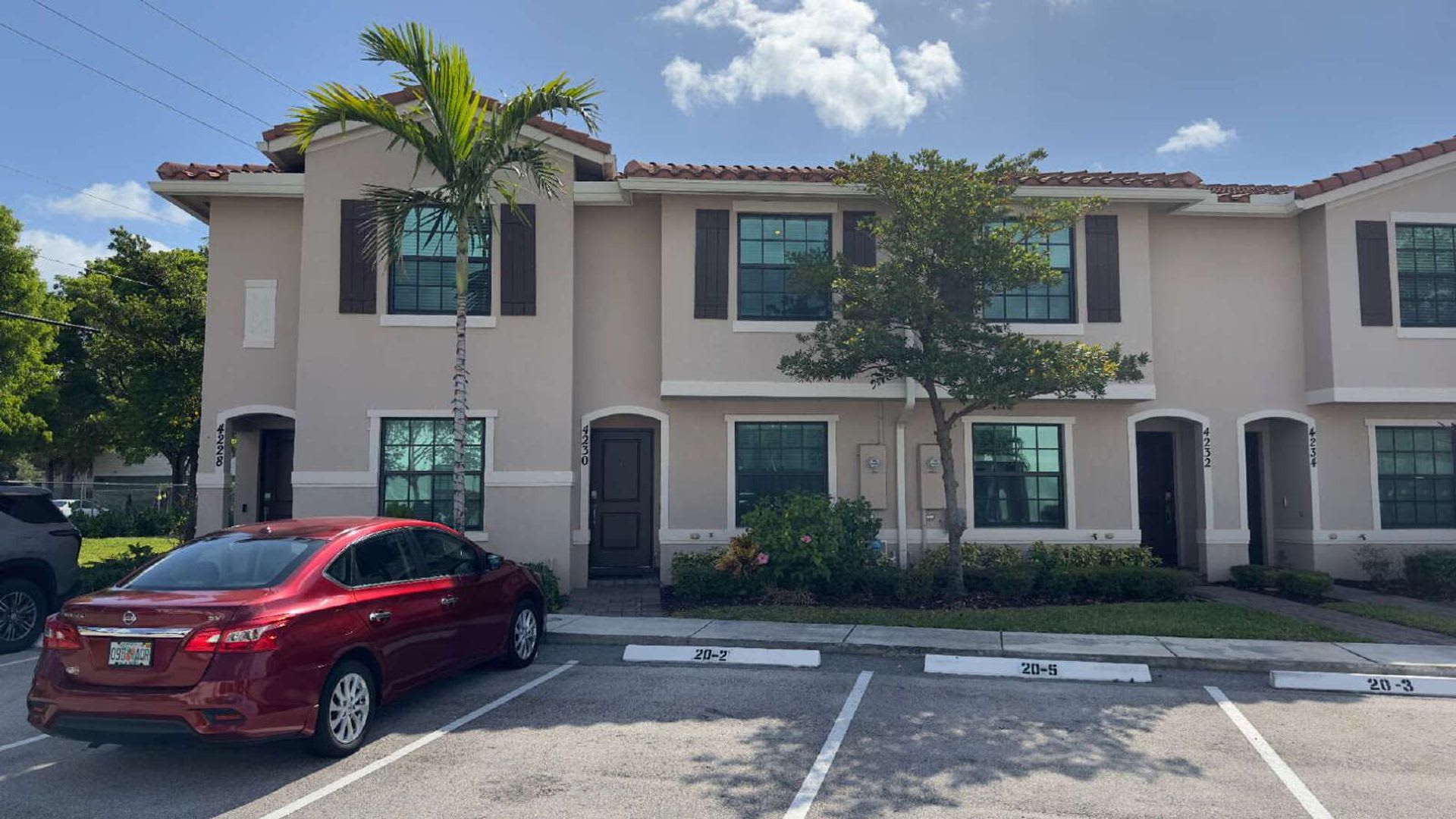 Stylish 3 Bed 3 Bath Townhouse Oasis In Riviera Beach – photo 1