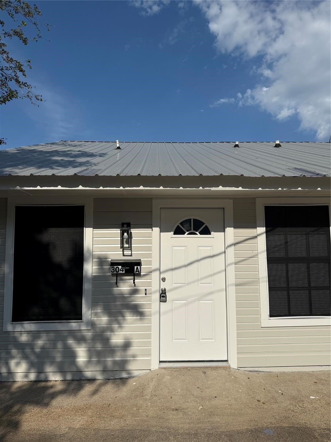 304 E Hickory Street – photo 1 of 87