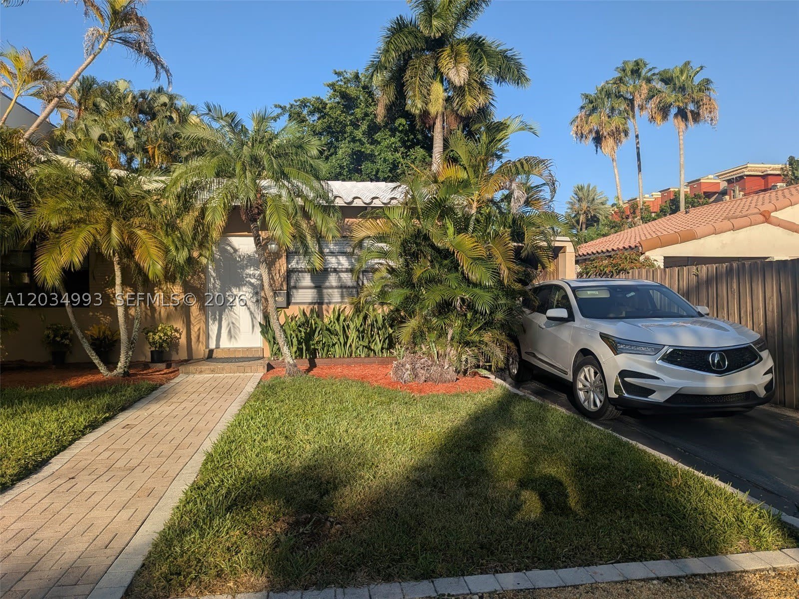 1104 NE 17th Ter – photo 1