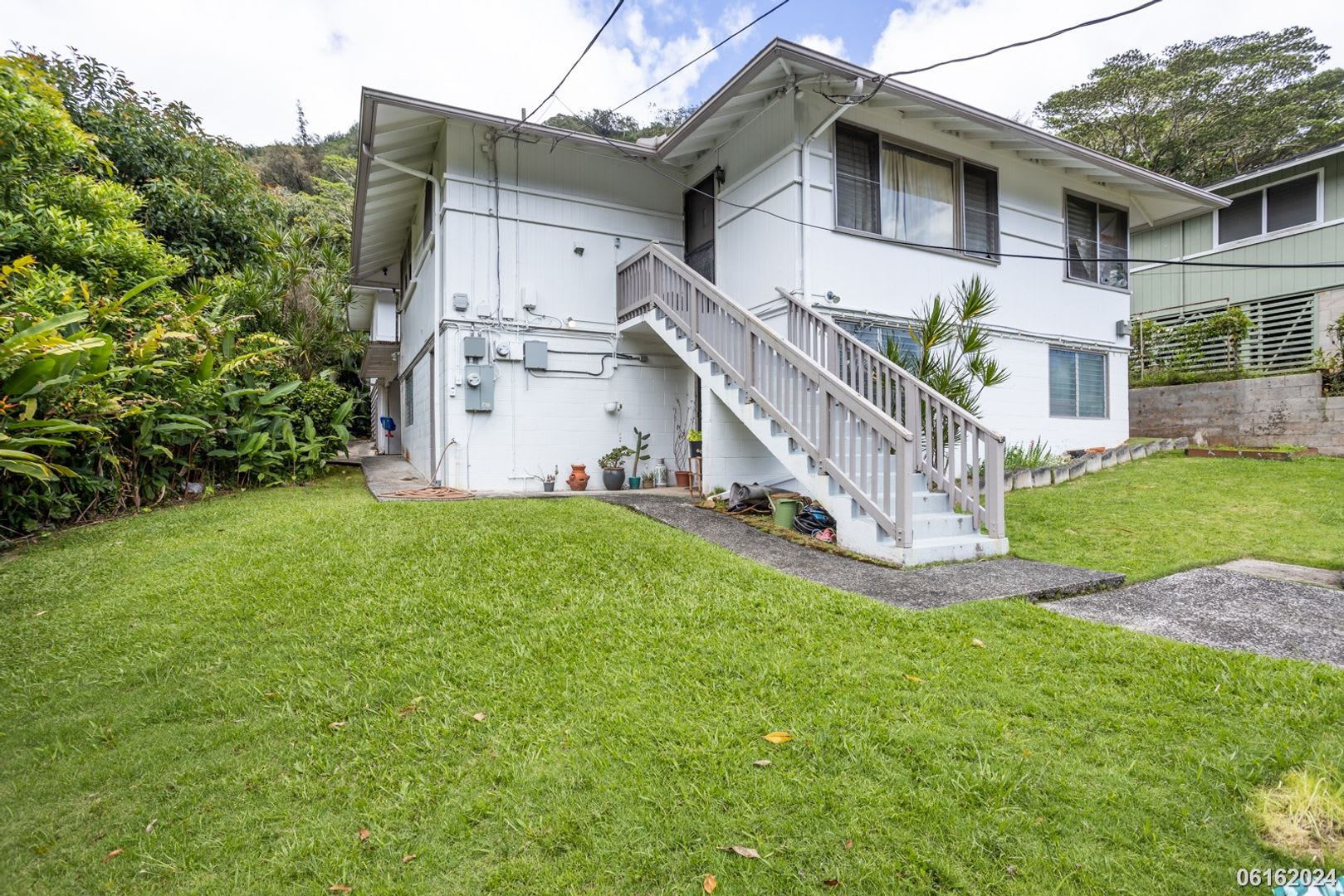 Recently Renovated 2BR/1BA/1 covered PKG in Kalihi Valley! – photo 1